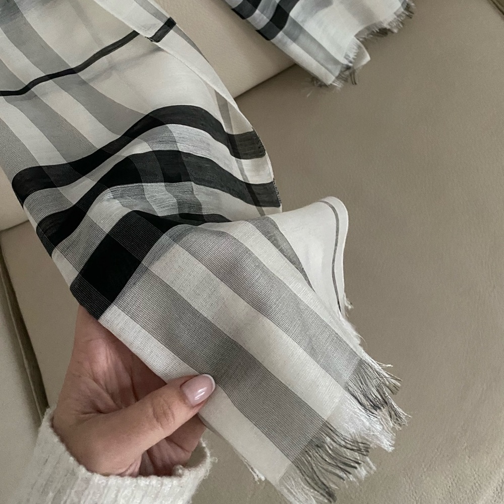black & white derailed scarf - Picture 6 of 8